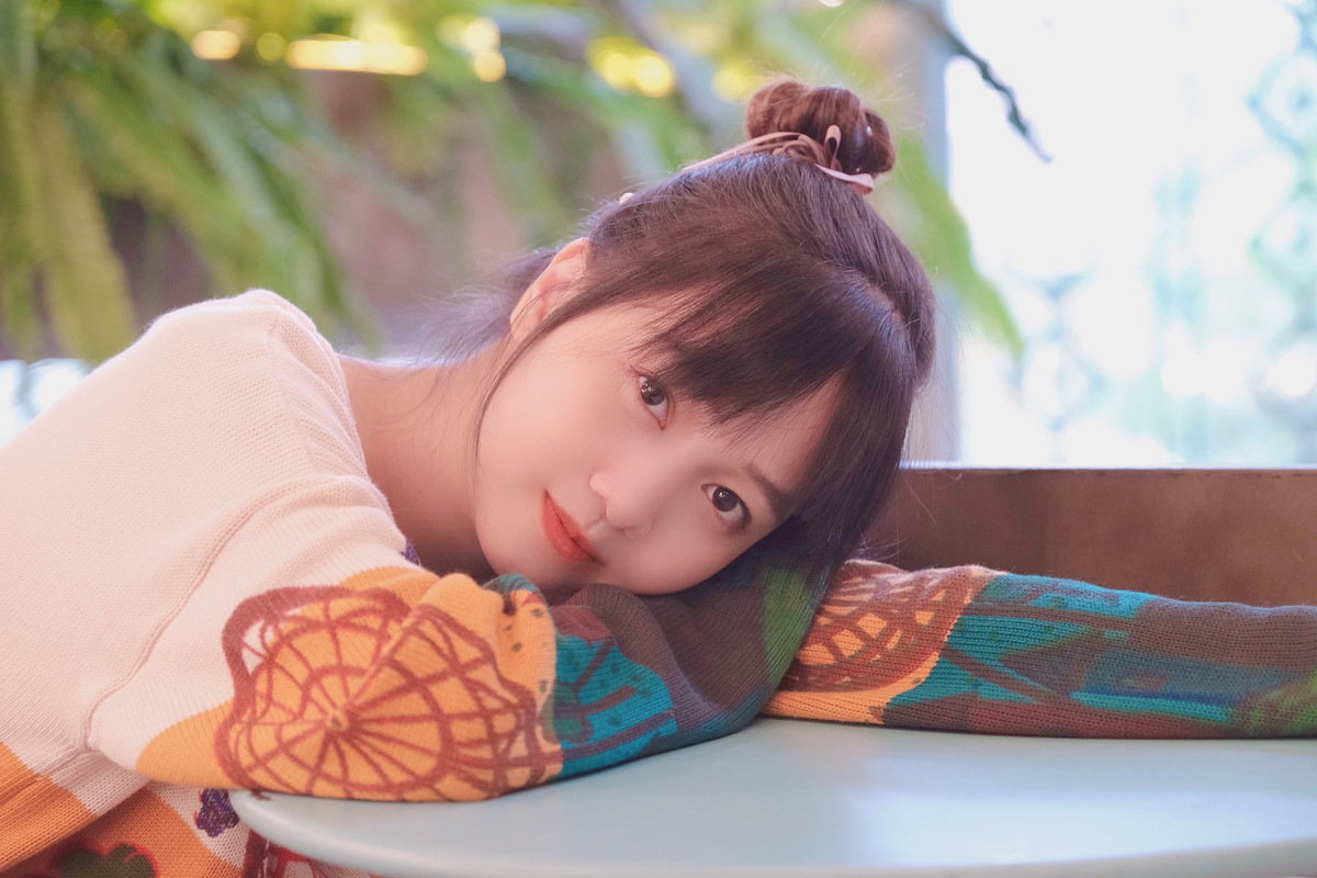 Đặc biệt, là những thế hệ 9X đời đầu nhưng nét mặt trẻ con và chất giọng đáng yêu của cô nàng khiến cho Hạ Mi không hề thua kém những bạn trẻ 2K.