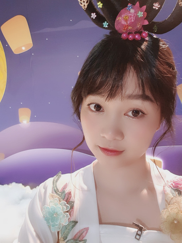 Hạ Mi tên thật là Nguyễn Thu Minh, sinh năm 1993, hiện sinh sống và làm việc tại TP HCM. Tự nhận mình là một người có tính cách khá sôi nổi và thích tự do nên cô cảm thấy công việc văn phòng không hề hợp với bản thân sau 2 năm gắn bó.