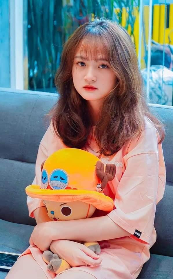 Ngoài đời, Alice chuộng trang phục trẻ trung, gợi cảm, đúng chuẩn style hot teen bây giờ.