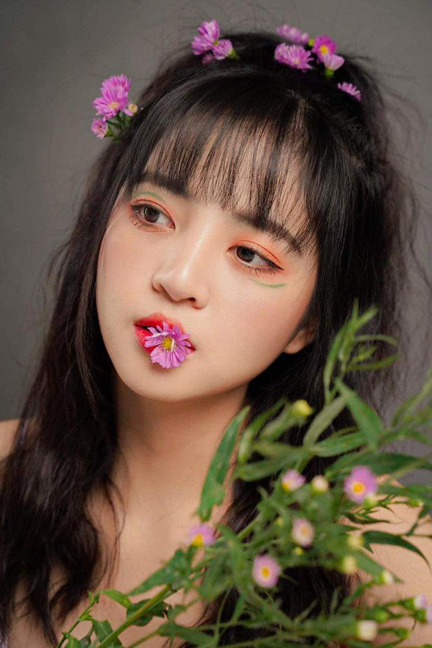 Dan nu streamer lam fan ngo ngang khi tiet lo tuoi that