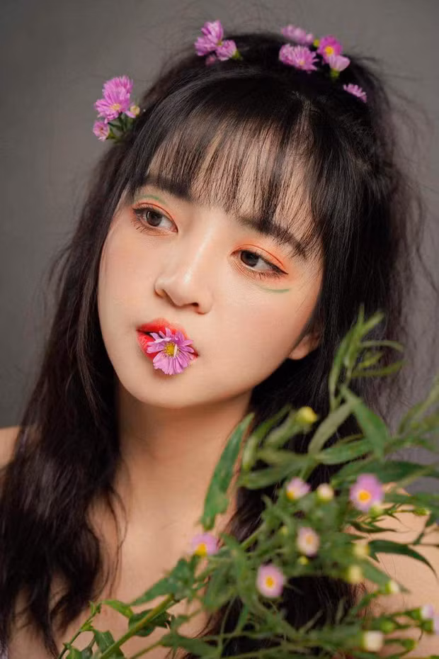 Dan nu streamer lam fan ngo ngang khi tiet lo tuoi that