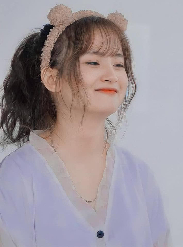 Alice là sinh năm 2003, là một cái tên được nhiều người biết đến khi gắn bó với Free Fire. Cô sở hữu ngoại hình xinh xắn, gương mặt baby và giọng nói dễ thương nên gái xinh này luôn chiếm được cảm tình của người xem mỗi khi lên sóng livestream.