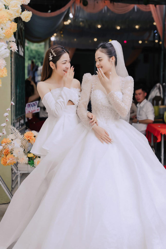 Mới đây, trên Fanpage Nghệ An với caption: “Nghệ An mùa cưới”, thu hút gần 6000 lượt thích và hàng nghìn lượt bình luận quan tâm. Cô gái trong ảnh sở hữu nhan sắc khả ái với nụ cười rạng rỡ, mái tóc dài mượt và góc nghiêng “thần thánh”.