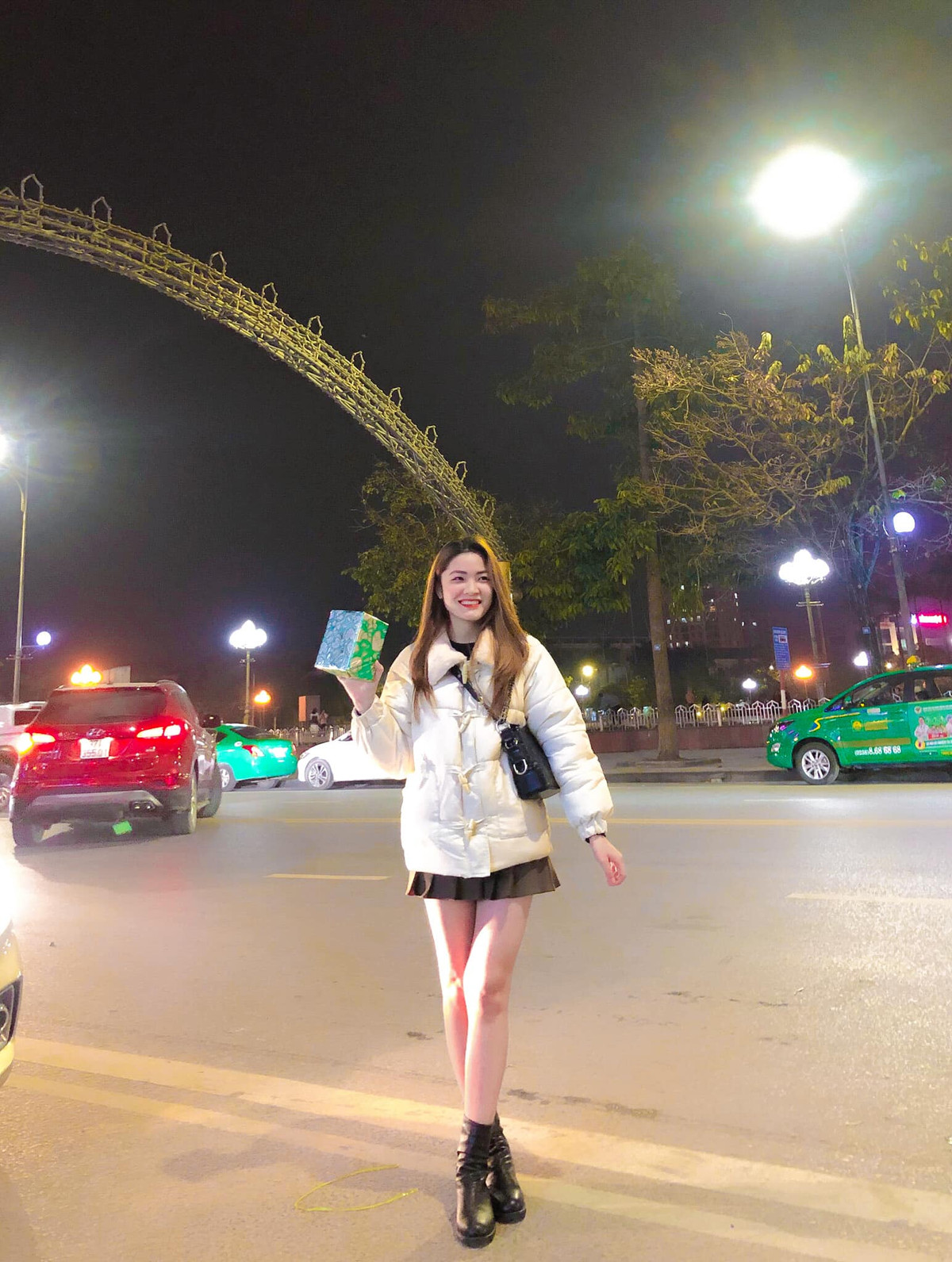 "Mình là người khá chỉn chu nên đi đâu cũng ăn mặc cẩn thận, phù hợp với từng hoàn cảnh. Vừa rồi là đám cưới bạn thân 8 năm của mình nên mình muốn bản thân chỉn chu một chút và tất nhiên là dù lộng lẫy đến đâu cũng phải đứng sau cô dâu", Quỳnh chia sẻ.