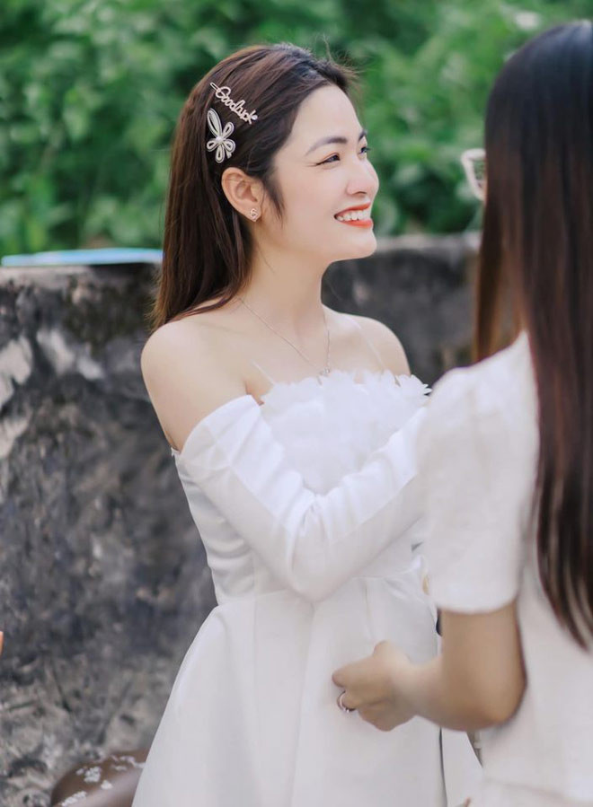 Diện váy trắng tinh khôi khoe bờ vai gợi cảm, cô nàng được nhận xét là xinh đẹp lộng lẫy lấn át cả cô dâu.