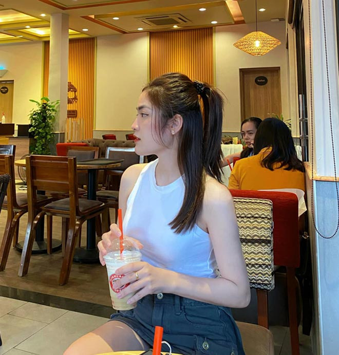 Nguyễn Quỳnh cho hay, hình ảnh trên được chụp khi cô đi dự đám cưới bạn thân mới đây. Cô nàng rất bất ngờ khi hình ảnh của mình được chia sẻ rộng rãi trên mạng xã hội.