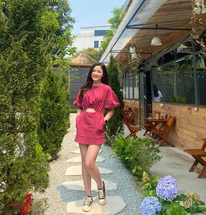 Danh tính cô gái xinh đẹp nhanh chóng được dân mạng tìm ra. Đó là Nguyễn Thị Quỳnh (sinh năm 1999, hiện sống và làm việc tại thành phố Vinh, Nghệ An).