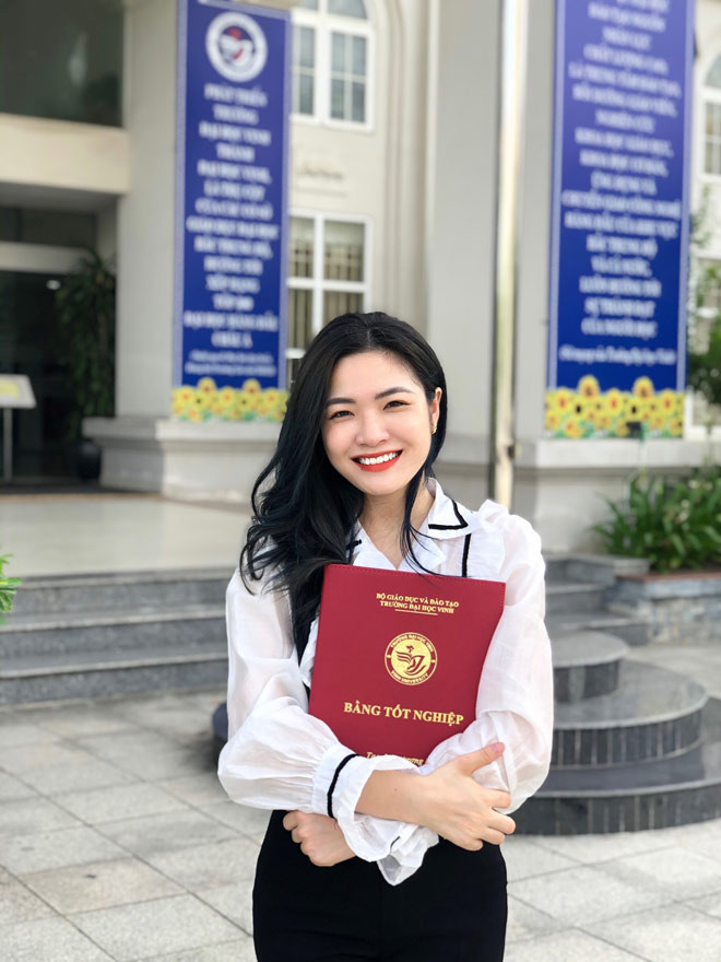 Tuy nhiên, một số người lại cho rằng, cô nàng đã không tế nhị khi ăn mặc quá lộng lẫy, khiến cô dâu bị lu mờ. “Thật ra, ai cũng muốn lên đồ xinh đẹp đi đám cưới nhưng ăn mặc, trang điểm lồng lộn thế kia thì không nên”, “Nhìn bạn này nổi nhất cái đám cưới, cô dâu mà không mặc váy cưới thì bị lấn át ngay”…