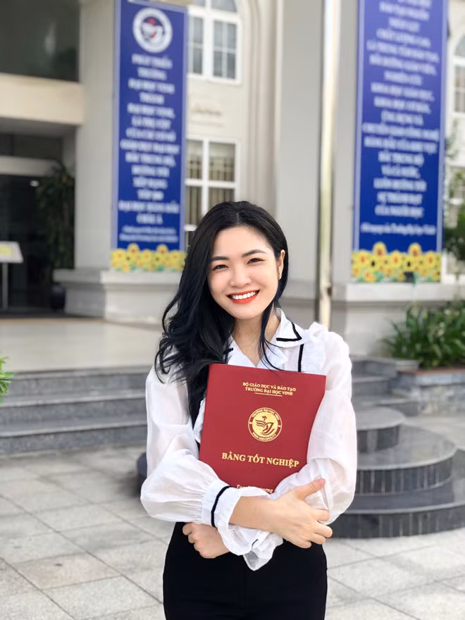 Tuy nhiên, một số người lại cho rằng, cô nàng đã không tế nhị khi ăn mặc quá lộng lẫy, khiến cô dâu bị lu mờ. “Thật ra, ai cũng muốn lên đồ xinh đẹp đi đám cưới nhưng ăn mặc, trang điểm lồng lộn thế kia thì không nên”, “Nhìn bạn này nổi nhất cái đám cưới, cô dâu mà không mặc váy cưới thì bị lấn át ngay”…