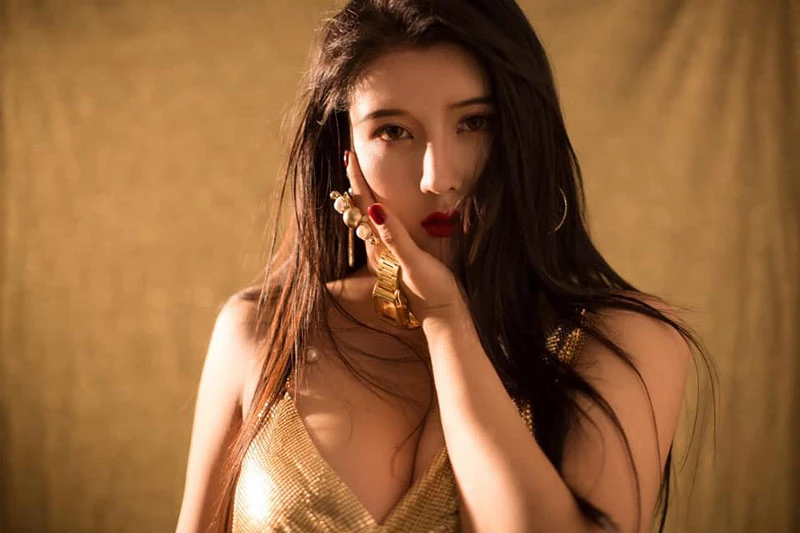 Người đẹp 25 tuổi thường chia sẻ các bức ảnh tập luyện lên trang cá nhân, nơi có gần 200.000 người theo dõi. Các video trên mạng xã hội của cô thu hút hàng trăm nghìn lượt xem.