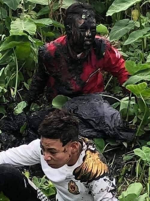 Sau vụ lao xe xuống ruộng, 2 thanh niên được đưa lên bờ trong bộ dạng nhuốm đầy bùn đen. Từ mái tóc, khuôn mặt đến bộ cánh "đại bàng tung cánh" đều không giữ được màu sắc ban đầu.