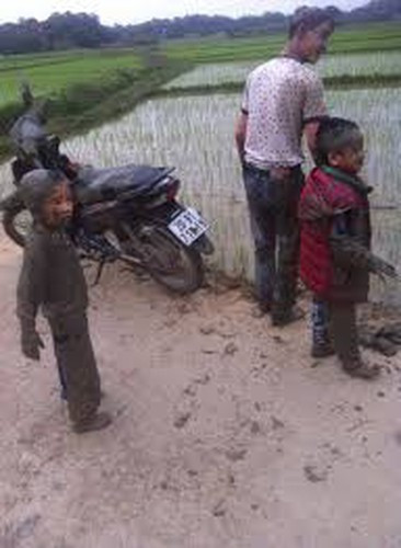 Chỉ vì ông anh cầm lái loạng choạng mà 2 đứa em ngồi sau trở thành nạn nhân lao xuống ruộng.