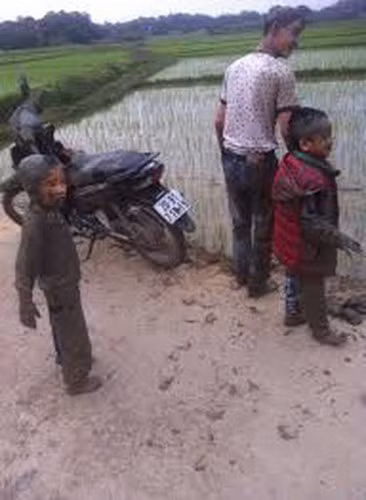 Chỉ vì ông anh cầm lái loạng choạng mà 2 đứa em ngồi sau trở thành nạn nhân lao xuống ruộng.