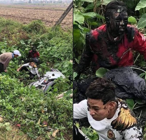 Hai thanh niên được một thanh niên dựng xe lên giúp. Dĩ nhiên chiếc xe cũng không tránh được cảnh nhuốm đầy bùn như 2 khổ chủ.