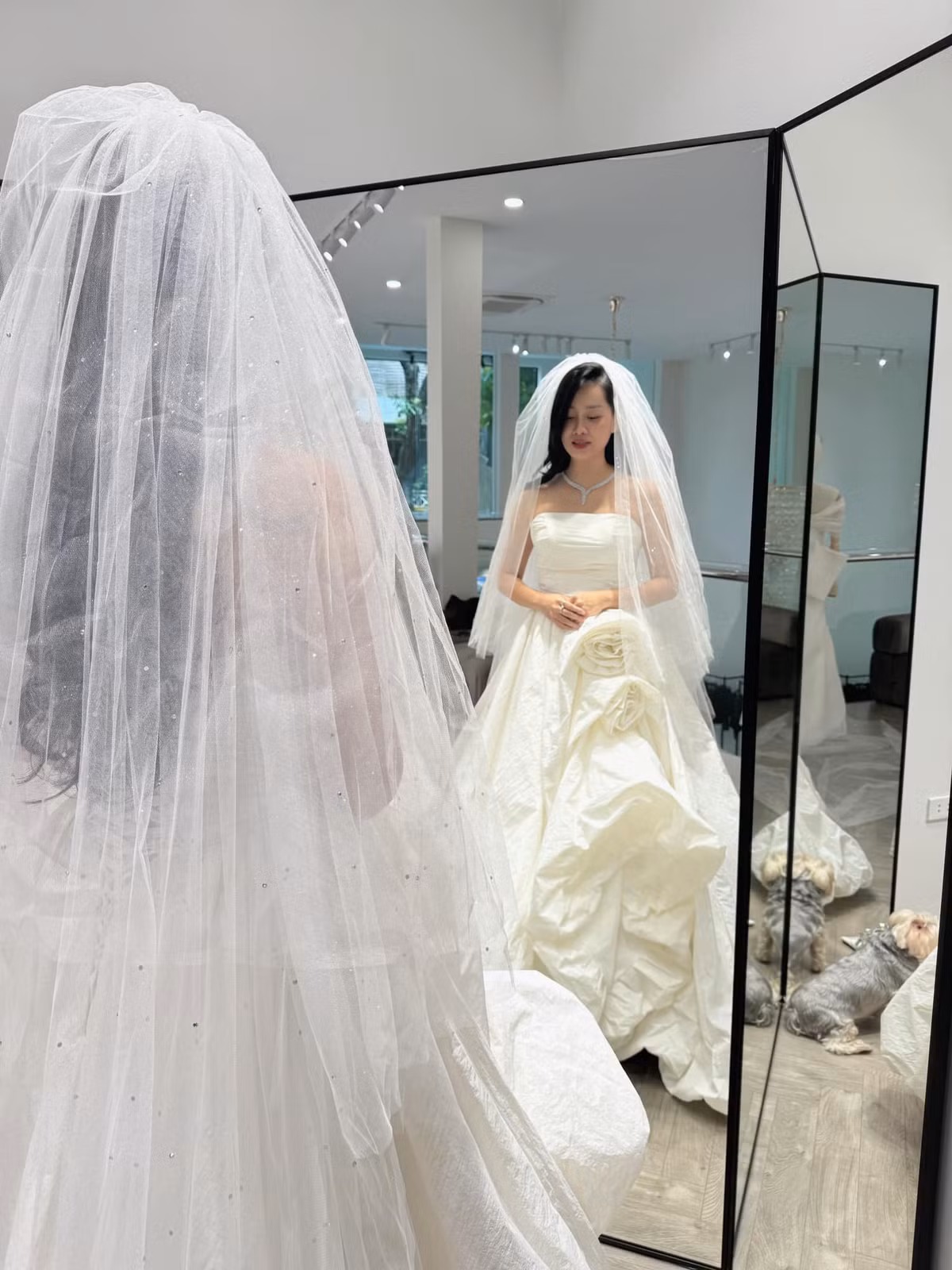 Quỳnh Chi đăng ảnh thử váy cưới hai ngày trước hôn lễ.