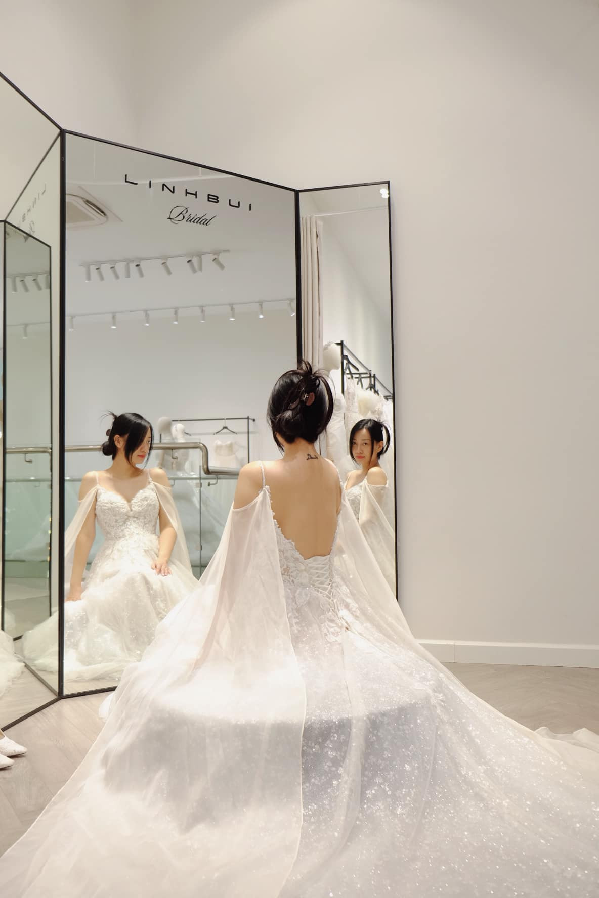 Mới đây, MC Quỳnh Chi đăng ảnh thử váy cưới với chú thích ngắn gọn: "Trước giờ G".