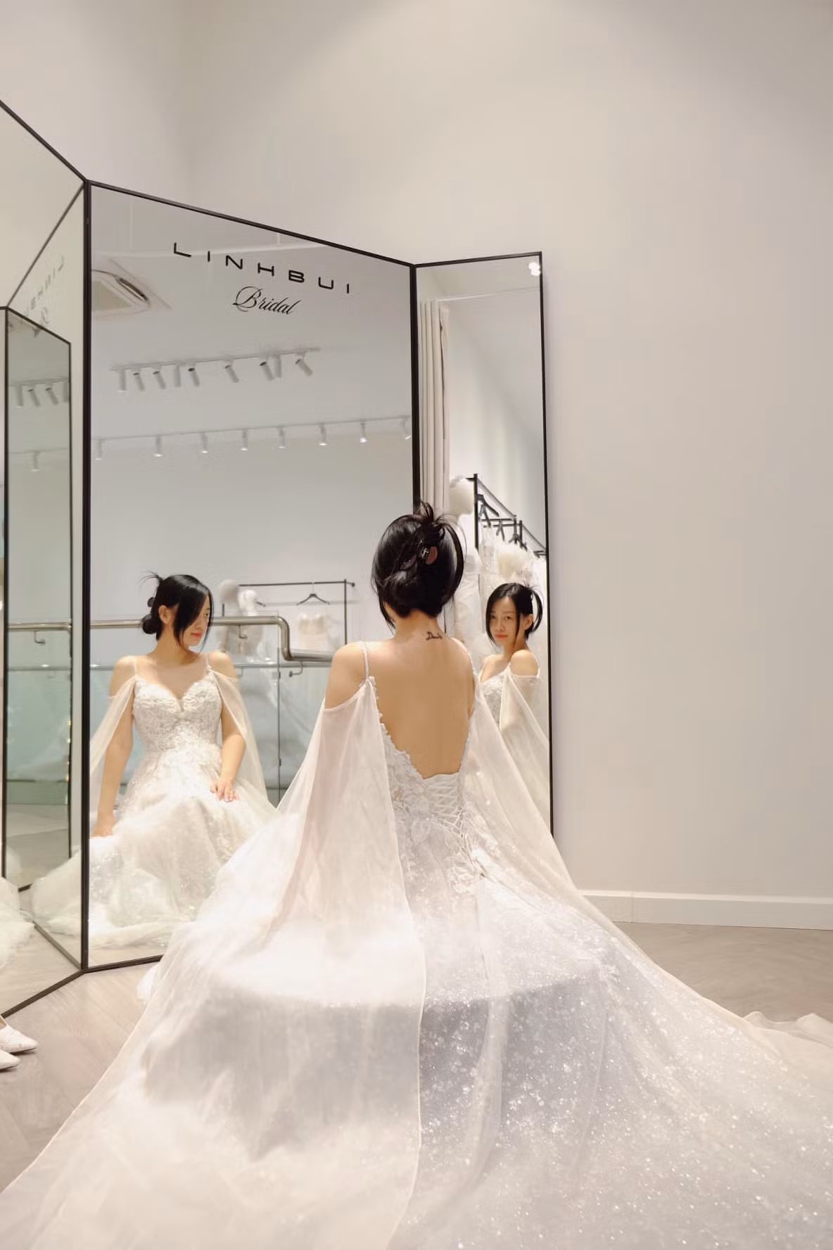 Mới đây, MC Quỳnh Chi đăng ảnh thử váy cưới với chú thích ngắn gọn: "Trước giờ G".