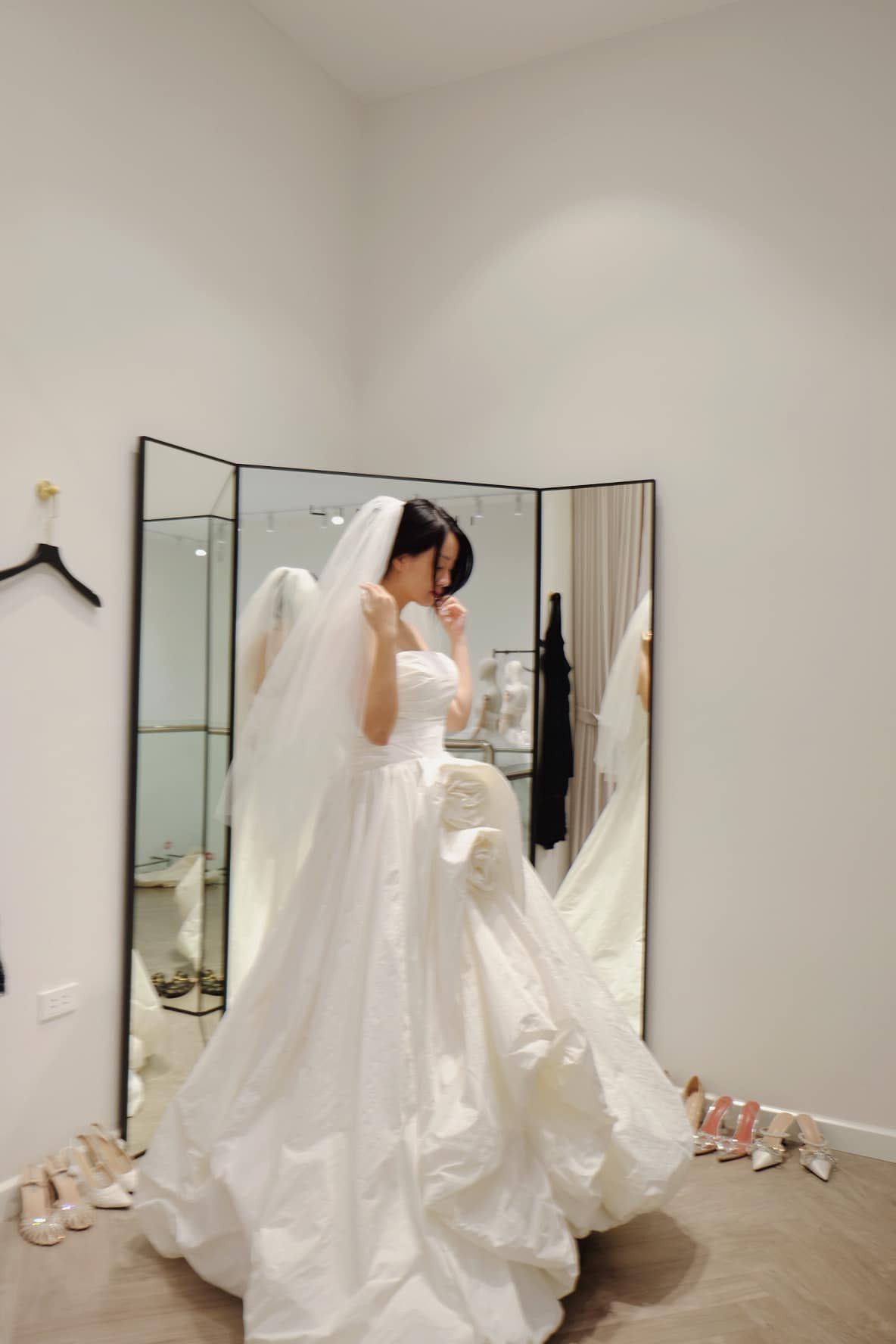 Đám cưới MC Quỳnh Chi và bạn trai Quang Duy diễn ra tối 28/10 tại Hà Nội. Cô nhận lời cầu hôn vào cuối tháng 6.