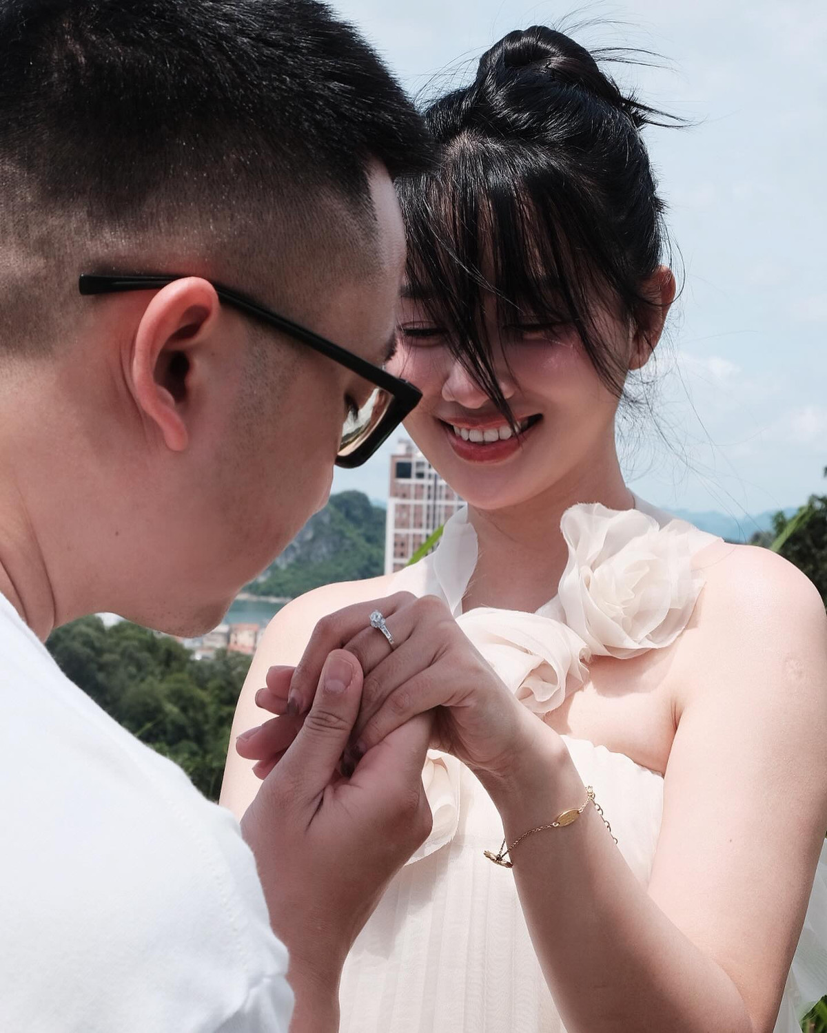 Những năm gần đây, Quỳnh Chi chuyển hướng sang lĩnh vực thiết kế thời trang. Cô chia sẻ đã dành cả thanh xuân nhiệt huyết cho truyền hình. Hai năm trở lại đây, nữ MC không để ý nhiều đến hào quang sân khấu.