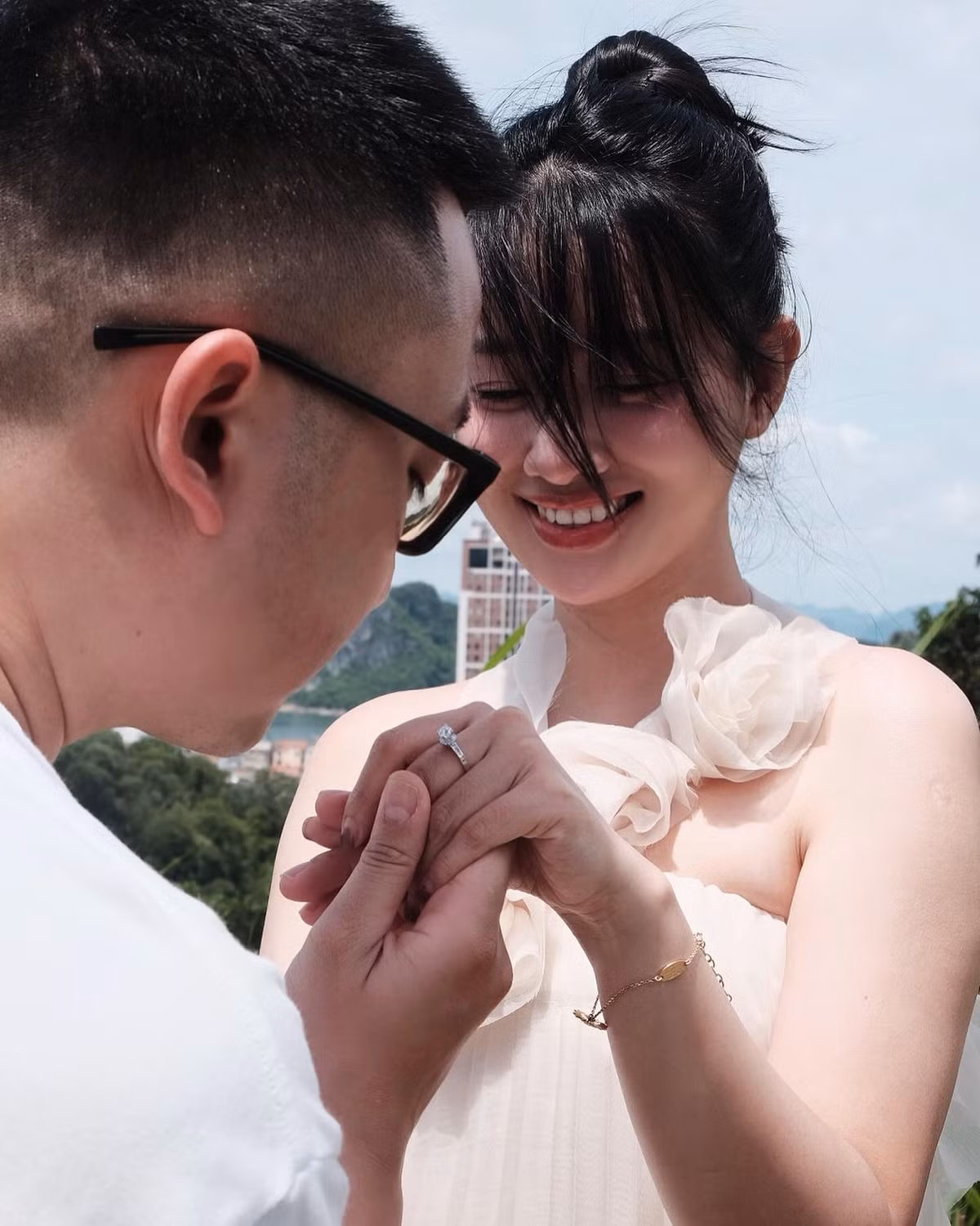 Những năm gần đây, Quỳnh Chi chuyển hướng sang lĩnh vực thiết kế thời trang. Cô chia sẻ đã dành cả thanh xuân nhiệt huyết cho truyền hình. Hai năm trở lại đây, nữ MC không để ý nhiều đến hào quang sân khấu.