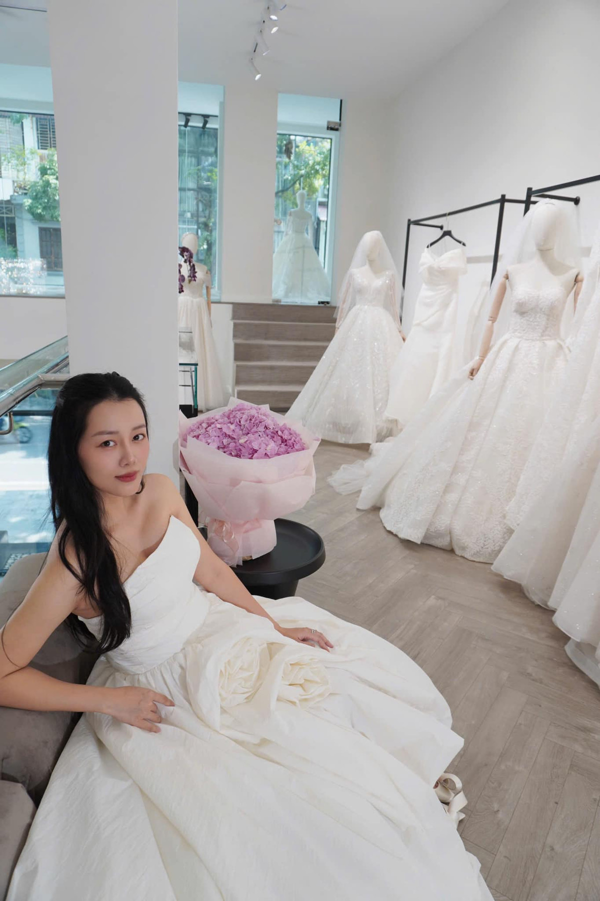 Quỳnh Chi chọn hai mẫu váy cúp ngực và hở lưng.