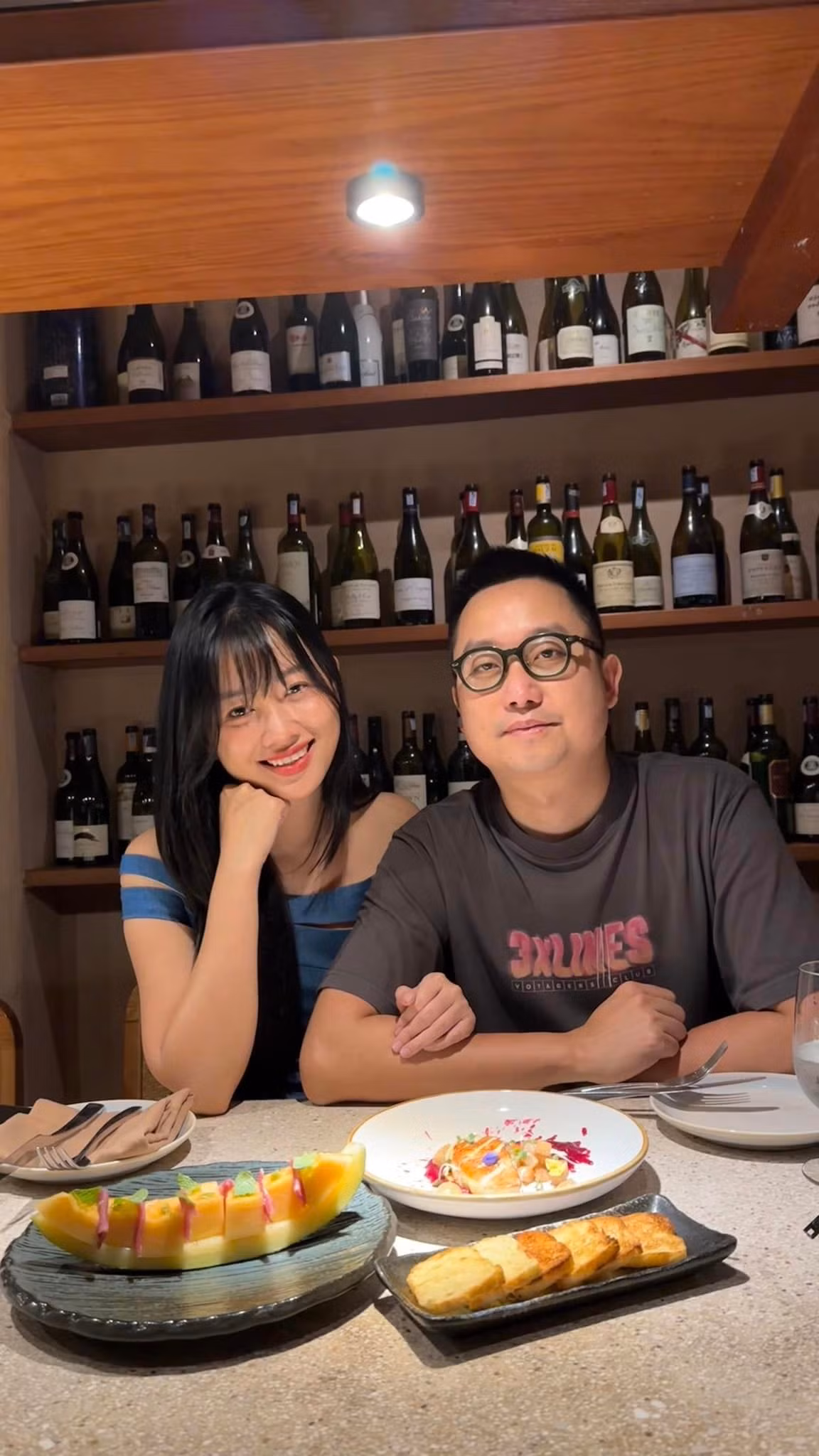 MC Đặng Quỳnh Chi sinh năm 1986, tốt nghiệp Học viện Ngoại giao. Cô từng dẫn dắt một số chương trình như Bản tin thể thao 24/7, Nhịp đập 360 độ thể thao, The Remix, Thần tượng Bolero...