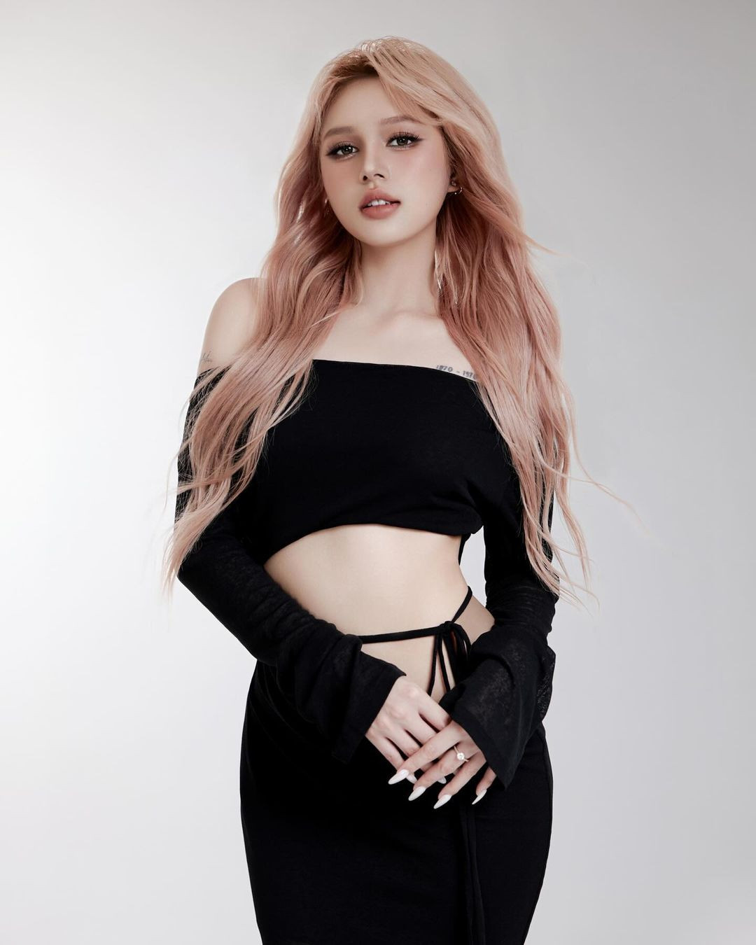 Bên cạnh nhan sắc thì body của hot girl này cũng được người hâm mộ nhận xét ngày càng đẹp, quyến rũ hơn khi đang sống trong tình yêu mới.