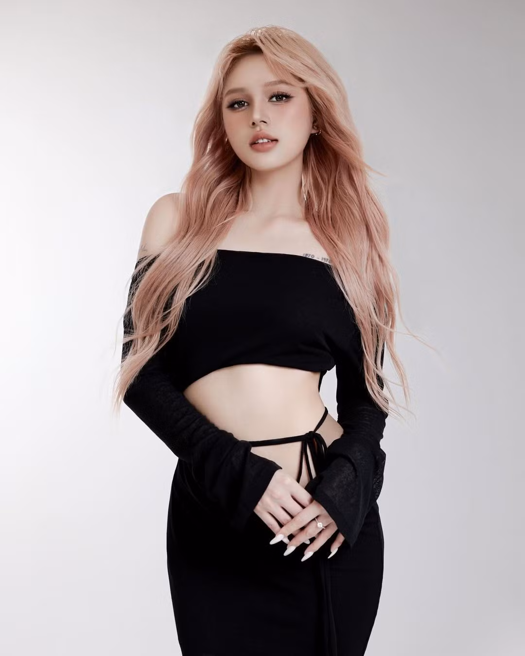 Bên cạnh nhan sắc thì body của hot girl này cũng được người hâm mộ nhận xét ngày càng đẹp, quyến rũ hơn khi đang sống trong tình yêu mới.