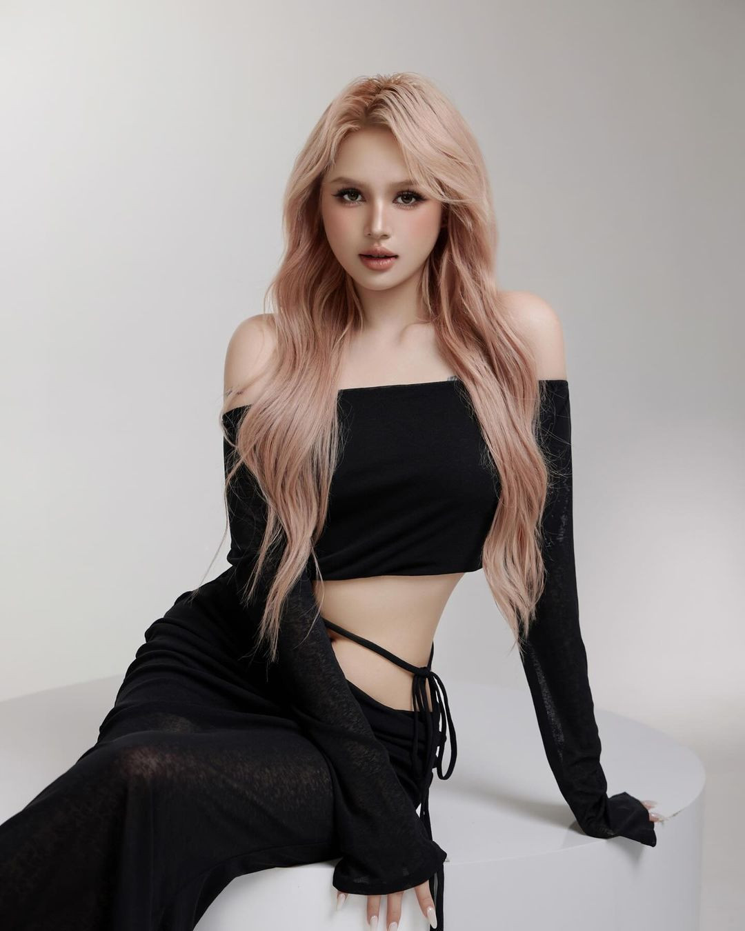 Xoài Non đánh khối mũi, tô son full môi, kết hợp cùng góc chụp làm cho phần mũi, nhân trung trở nên thon gọn hơn.