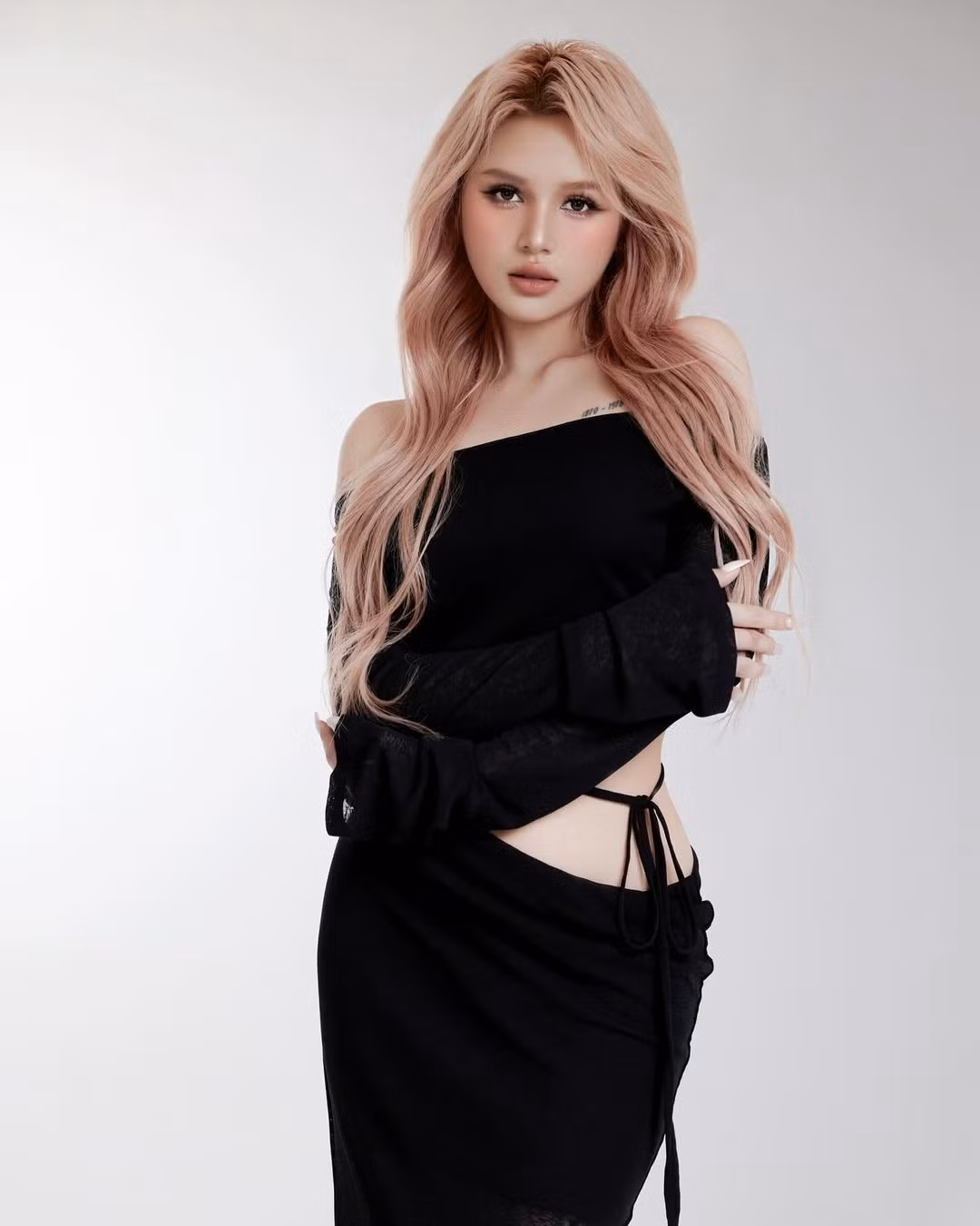 Sau hơn 2 tháng "đường ai nấy đi" với Xemesis, Xoài Non đang có mối quan hệ tình cảm mới với Gil Lê.