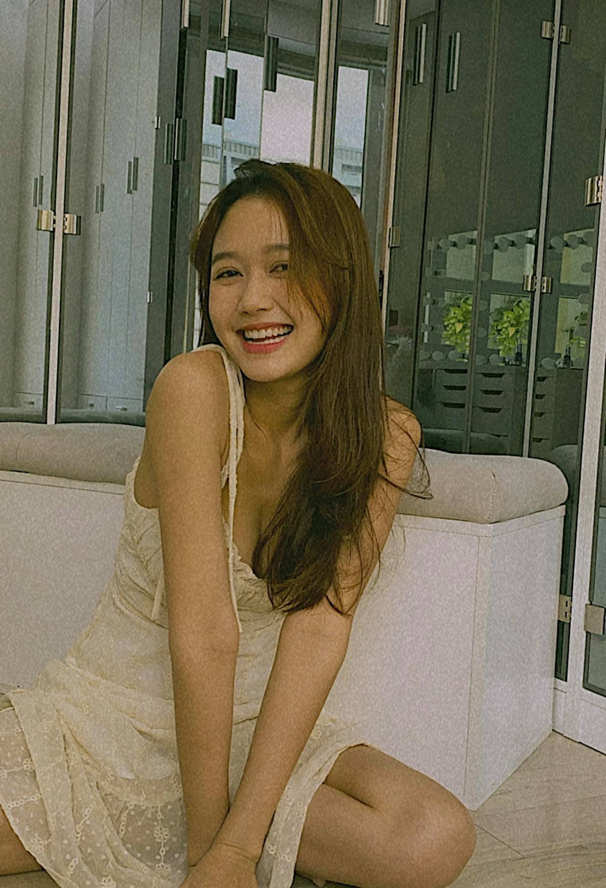 Với phong cách mới này, Nhung Gumiho nhận được rất nhiều lời khen từ phía người hâm mộ cũng như đồng nghiệp: "Quyến rũ quá trời quá đất", "Đẹp hơn tui là tui không chịu đâu nha" hay "Xuất sắc luôn nàng Nhung ơi".