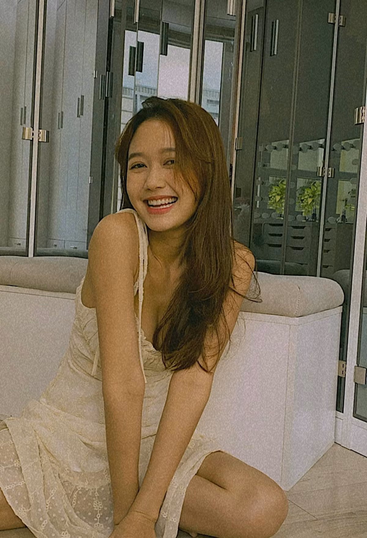 Với phong cách mới này, Nhung Gumiho nhận được rất nhiều lời khen từ phía người hâm mộ cũng như đồng nghiệp: "Quyến rũ quá trời quá đất", "Đẹp hơn tui là tui không chịu đâu nha" hay "Xuất sắc luôn nàng Nhung ơi".