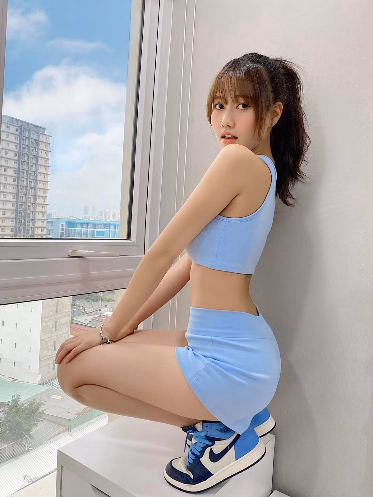 Mặc dù đã thay đổi phong cách ăn mặc nhưng Nhung Gumiho vẫn trung thành với lối trang điểm cũ.