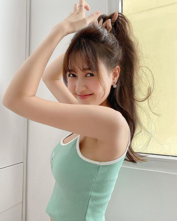 Nhung Gumiho được biết đến với vai trò là một hot girl mạng nhờ nhan sắc xinh đẹp và trong sáng. Sau đó, cô nàng quyết định thử sức với lĩnh vực diễn xuất và cố gắng để không bị gắn mác "bình hoa di động".