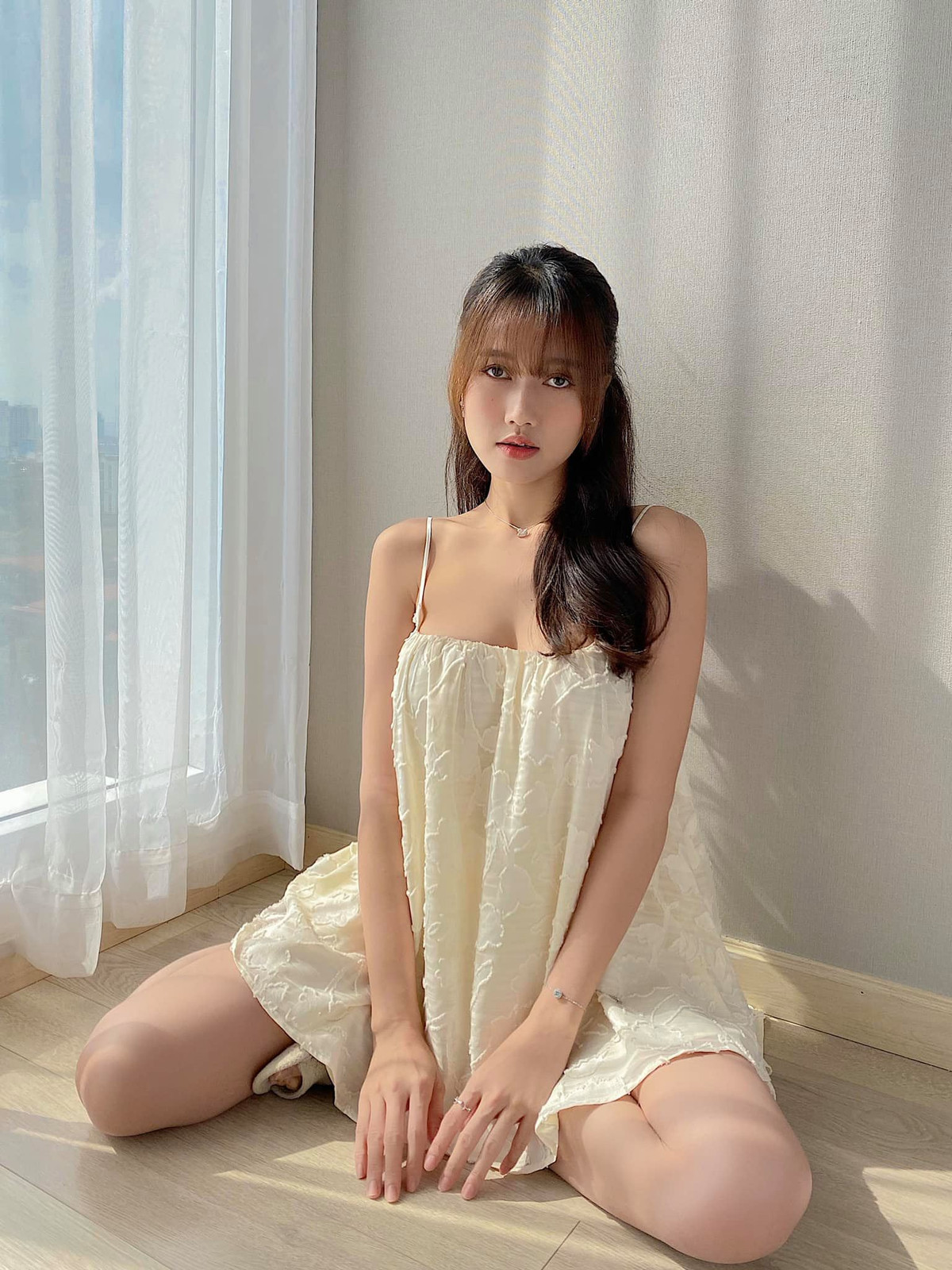 Nhờ những màn tạo dáng "ăn tiền" mà những ưu điểm trên cơ thể của Nhung Gumiho đã được phô diễn một cách khéo léo.