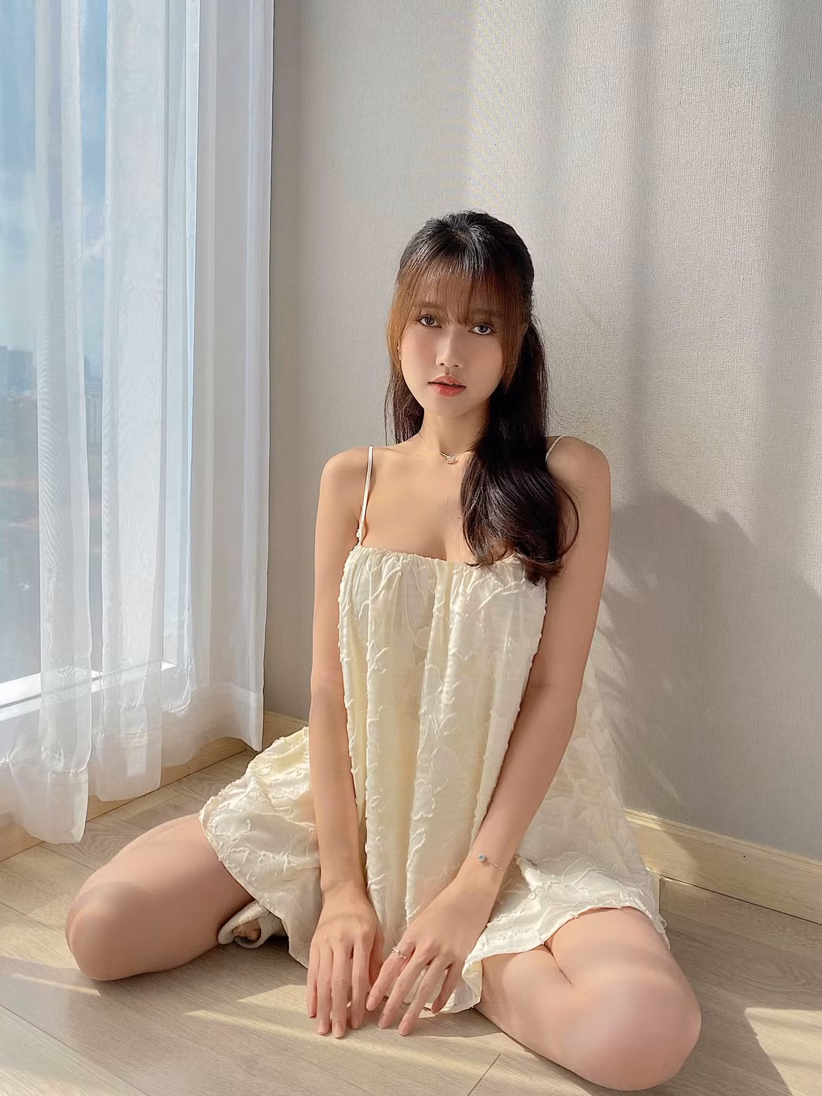 Nhờ những màn tạo dáng "ăn tiền" mà những ưu điểm trên cơ thể của Nhung Gumiho đã được phô diễn một cách khéo léo.