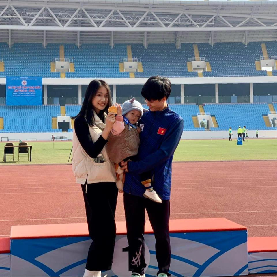 Đối với Ánh, thời điểm khó khăn nhất là quãng thời gian Trung Cường bị thương, mất phong độ khoảng 2 năm. Khi đó anh vừa phải lo tập luyện, vừa lo chăm con nhỏ cùng Ánh, gia đình nội ngoại ở xa nên không hỗ trợ gì nhiều.