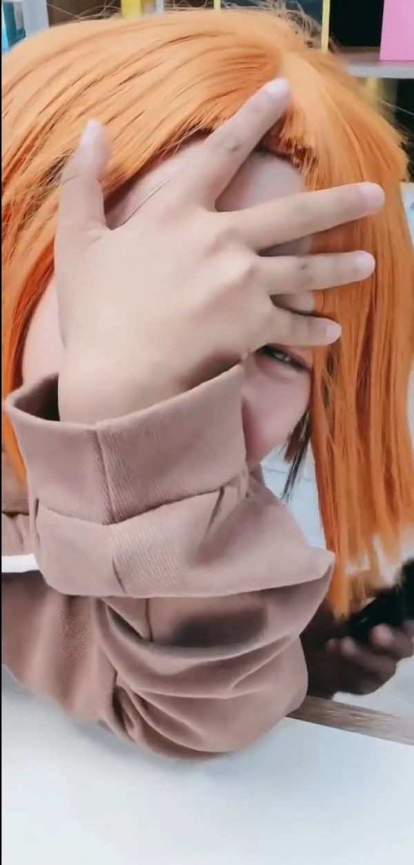 Theo đó, Phúng Phính đã thay đổi sang một mái tóc màu cam bắt mắt, ngắn ngủn. Đáng nói, phần tóc mái cũng bị cắt phăng đi, để lộ nguyên vầng trán của cô bé. Trong video, Phúng Phính liên tục lấy tay che mặt, vì chưa bao giờ em có ngoại hình ngộ nghĩnh như vậy.