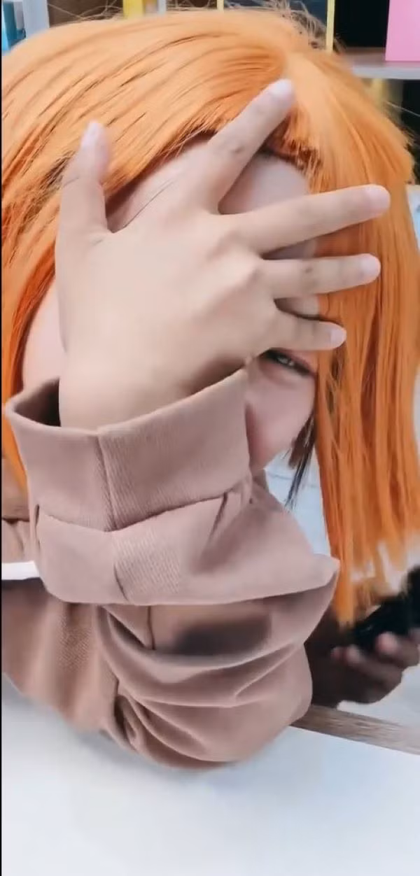 Theo đó, Phúng Phính đã thay đổi sang một mái tóc màu cam bắt mắt, ngắn ngủn. Đáng nói, phần tóc mái cũng bị cắt phăng đi, để lộ nguyên vầng trán của cô bé. Trong video, Phúng Phính liên tục lấy tay che mặt, vì chưa bao giờ em có ngoại hình ngộ nghĩnh như vậy.