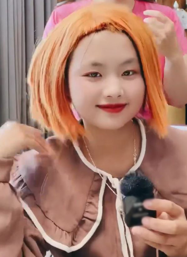 Thế nhưng một lúc sau, khi đã quen với diện mạo mới, Phính Phính còn tự khen chính mình: "Xinh quá!".