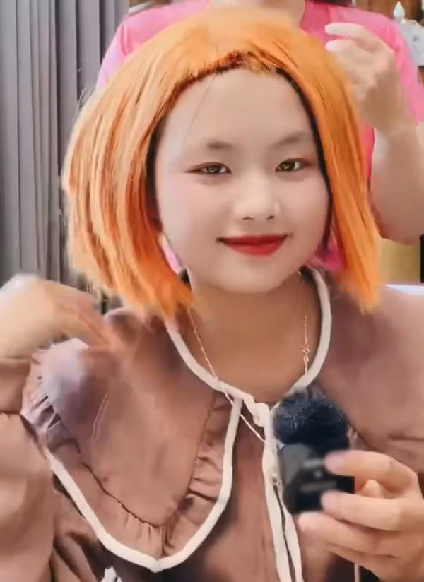 Thế nhưng một lúc sau, khi đã quen với diện mạo mới, Phính Phính còn tự khen chính mình: "Xinh quá!".