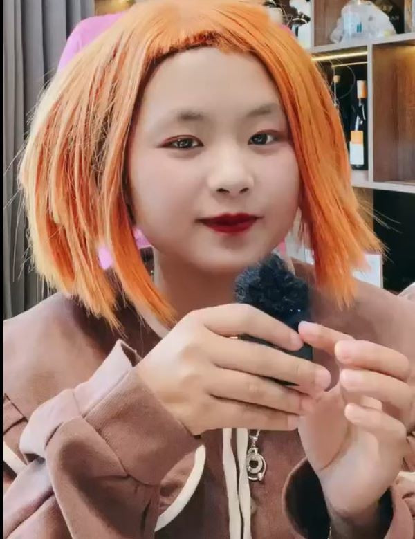 Vốn xinh xắn là vậy, thế nhưng mới đây, cô bé lại khiến dân mạng "choáng váng" khi xuất hiện trên mạng xã hội với vẻ ngoài khác lạ và cũng không kém phần hài hước.