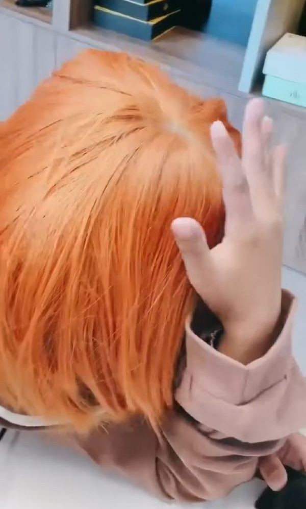 "Mọi người hôm nay thấy Dua có xinh không?", cô bé nói xong tự bật cười vì ngại ngùng, thậm chí còn chui xuống gầm bàn vì quá xấu hổ.