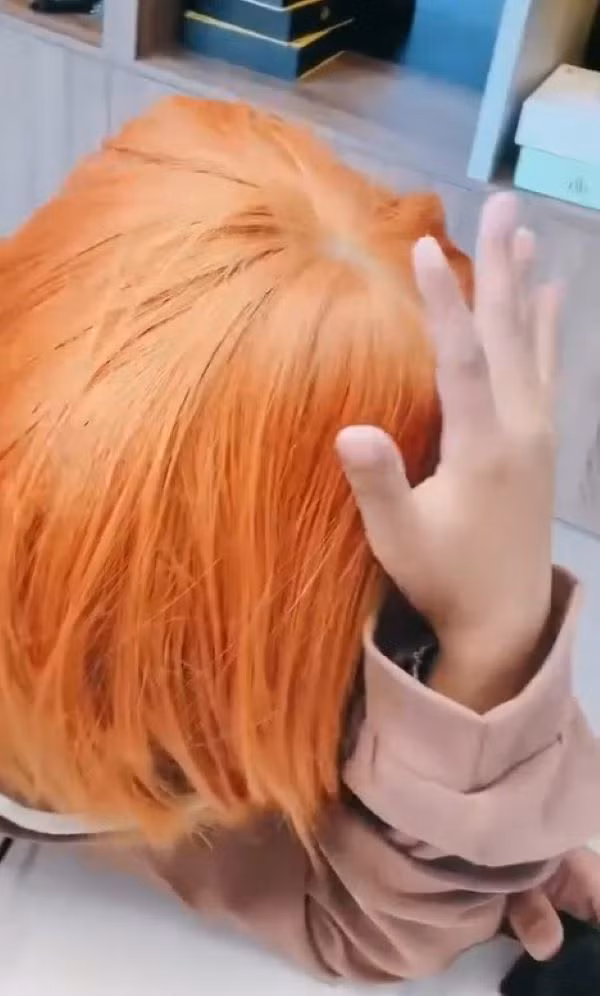 "Mọi người hôm nay thấy Dua có xinh không?", cô bé nói xong tự bật cười vì ngại ngùng, thậm chí còn chui xuống gầm bàn vì quá xấu hổ.