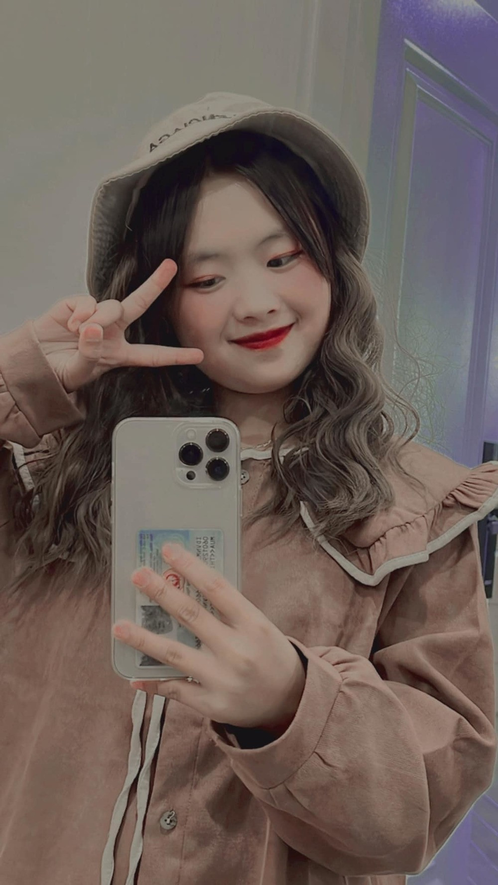 Nói thêm về Phúng Phính Hà Giang, sau thời gian xuống Hà Nội làm việc, em đã được thuê làm người mẫu độc quyền nhờ ngoại hình xinh xắn và độ nổi tiếng vốn có, cuộc sống có thể gọi là "một bước lên mây".