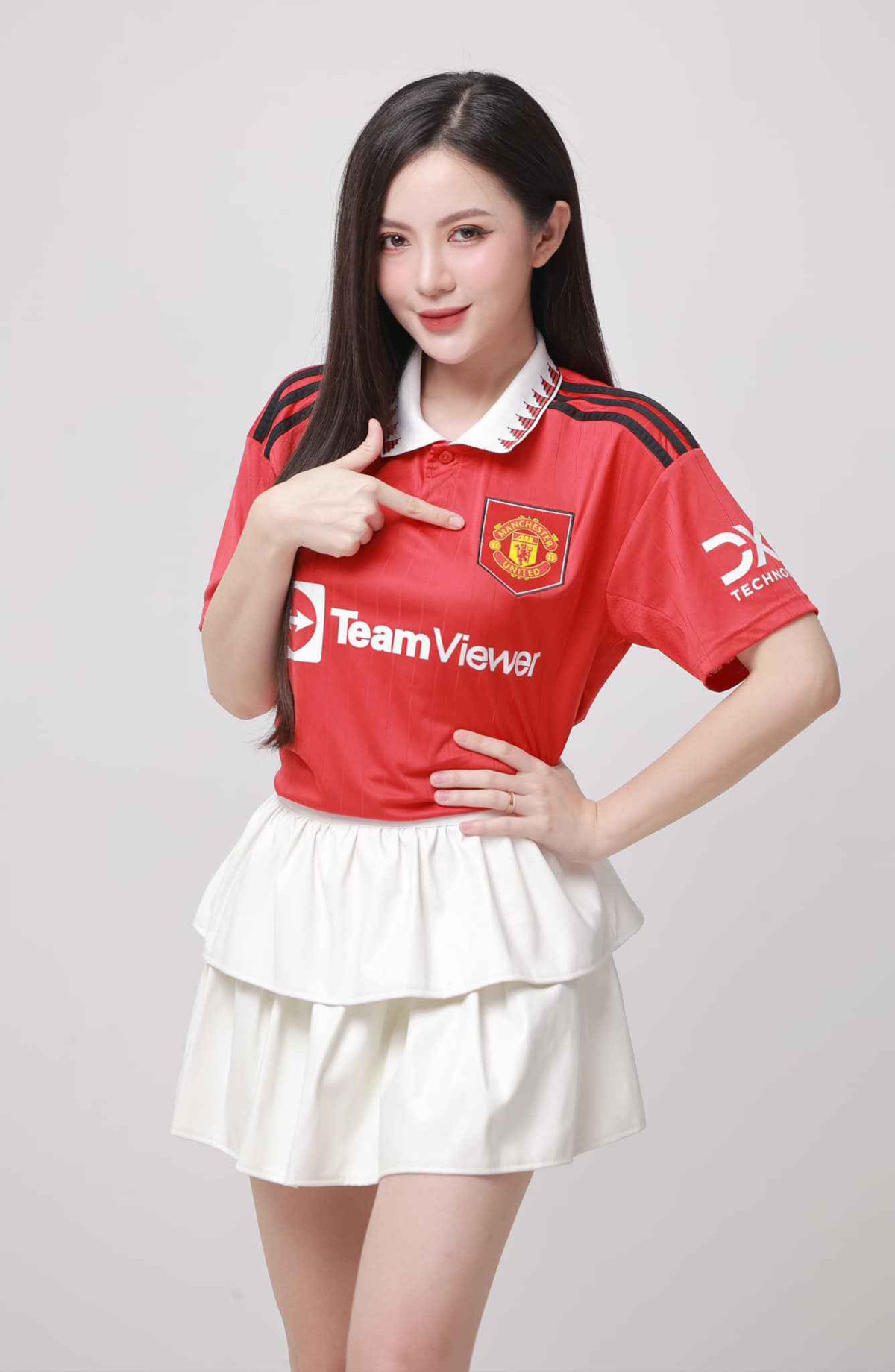 Vẫn một tình yêu với đội bóng huyền thoại, Tú Linh thường xuyên chia sẻ hình ảnh bản thân trong màu áo vinh quang. Tuy nhiên, đây cũng là nguyên nhân khiến cô nàng trở thành đối tượng bị kẻ gian lợi dụng.