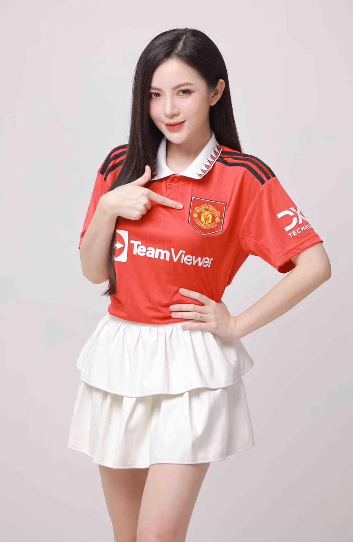 Vẫn một tình yêu với đội bóng huyền thoại, Tú Linh thường xuyên chia sẻ hình ảnh bản thân trong màu áo vinh quang. Tuy nhiên, đây cũng là nguyên nhân khiến cô nàng trở thành đối tượng bị kẻ gian lợi dụng.