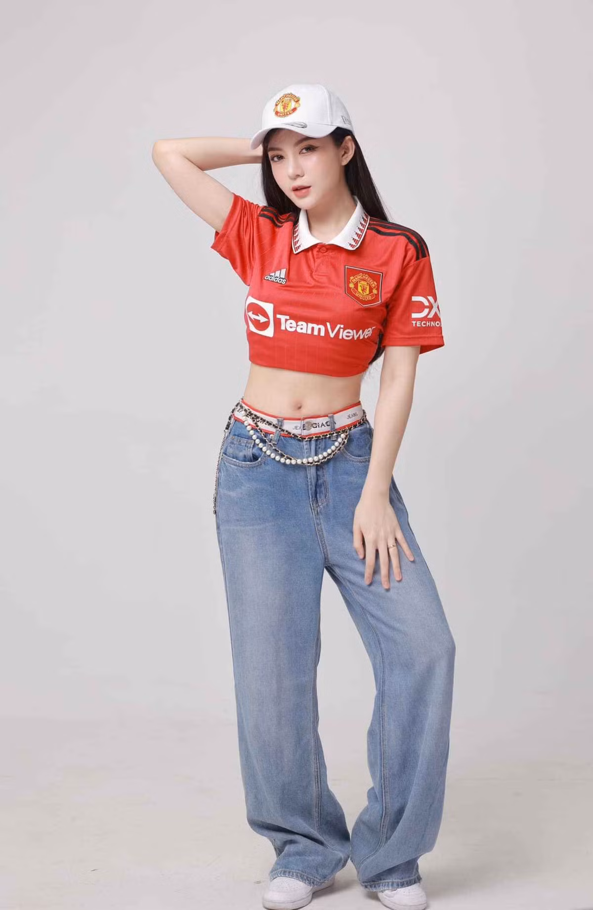 Nếu là fan bóng đá Anh tại Việt Nam, đặc biệt là Câu lạc bộ Manchester United sẽ không xa lạ gì với Nguyễn Tú Linh - cô gái từng làm chao đảo mạng xã hội với biệt danh "hot girl MU".