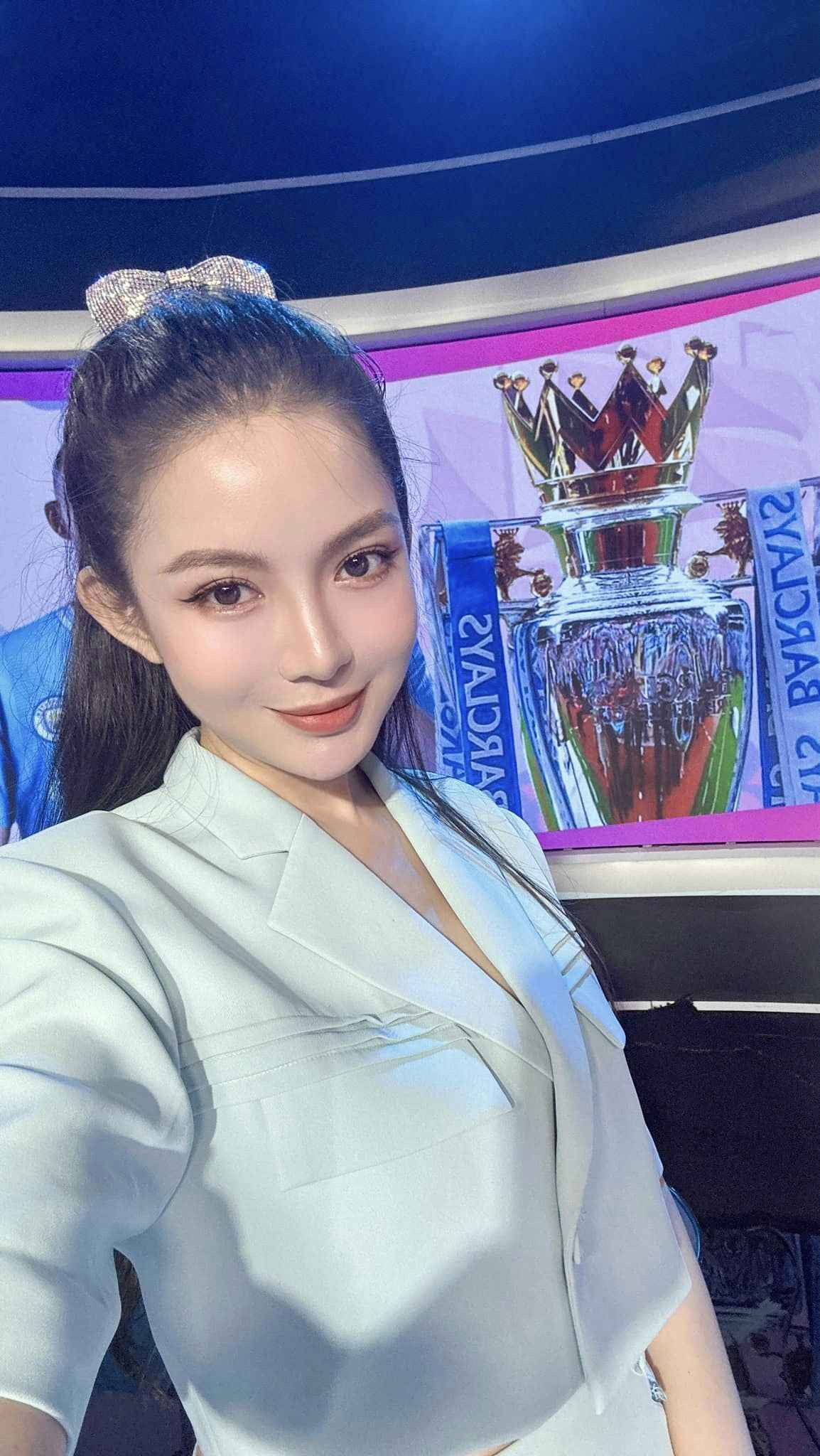 Tú Linh sinh năm 1991, tốt nghiệp Đại Học Ngoại Thương Hà Nội và thạc sĩ chuyên ngành Quản lý kinh tế tại trường Paris 10 Nanterre, Pháp.