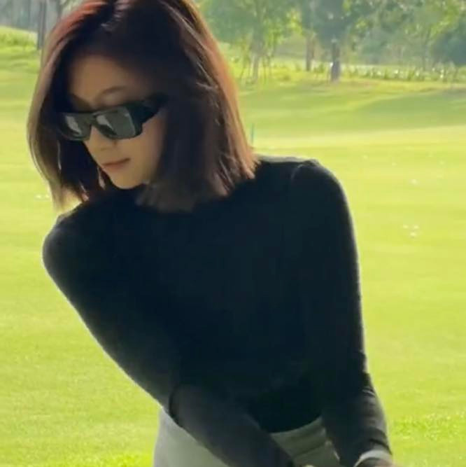 Cũng chính bộ đồ trên khiến Phạm Như Phương một lần nữa gặp phải ánh mắt thiếu thiện cảm của nhiều người. Ở dưới phần bình luận, nhiều netizen cho rằng cách ăn mặc này của cô không phù hợp dù biết là đi chơi thể thao.